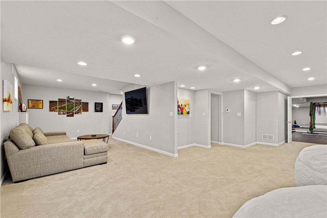 280 Palomino Dr, Bethel Park, PA 15102