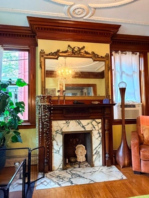 Salon Mantle