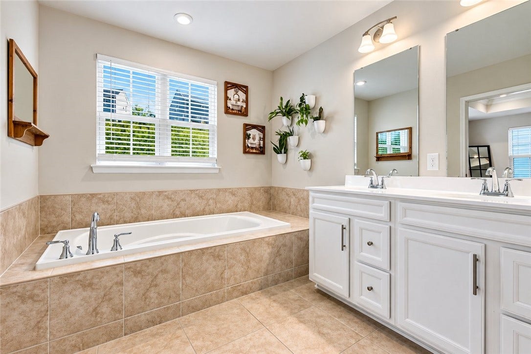 Double bowl vanity, Soaker Tub