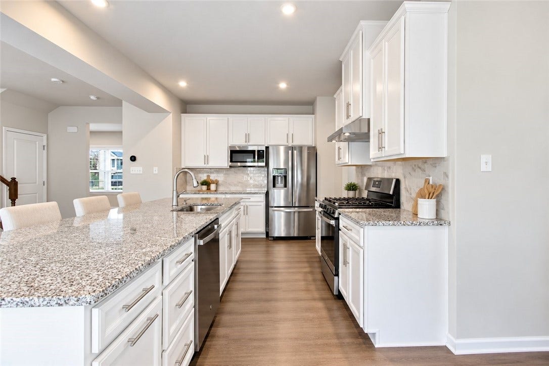 Beautiful Kitchen with granite countertops Large center isalnd