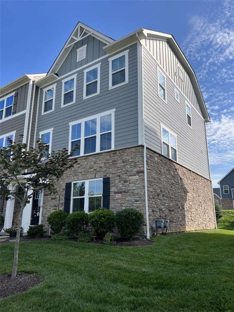 1052 Adair Ave, Valencia, PA 16059