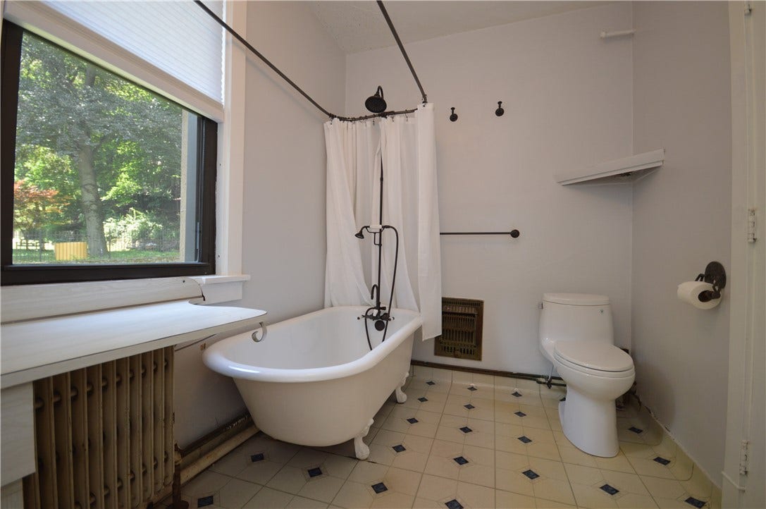 4323 Andover Terrace, Pittsburgh, PA 15213 full bath on second floor