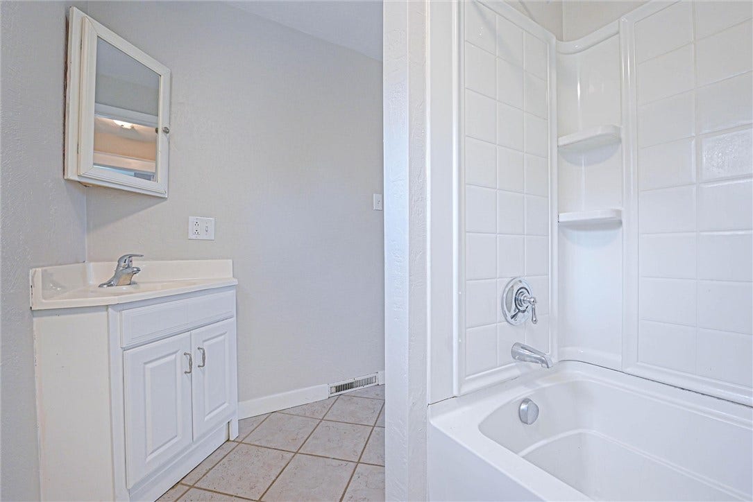 864 Clay Pike, North Huntingdon, PA 15642