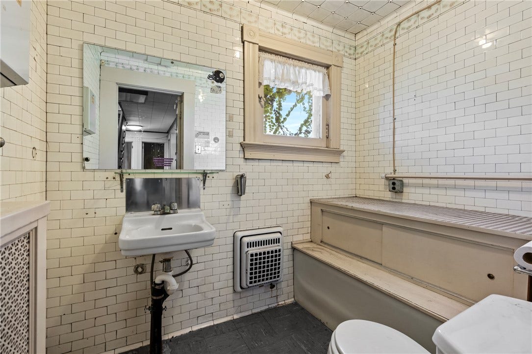 27 S College Street, Washington, PA 15301