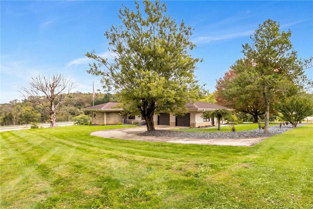 102 Peasant Village Ln, Belle Vernon, PA 15012