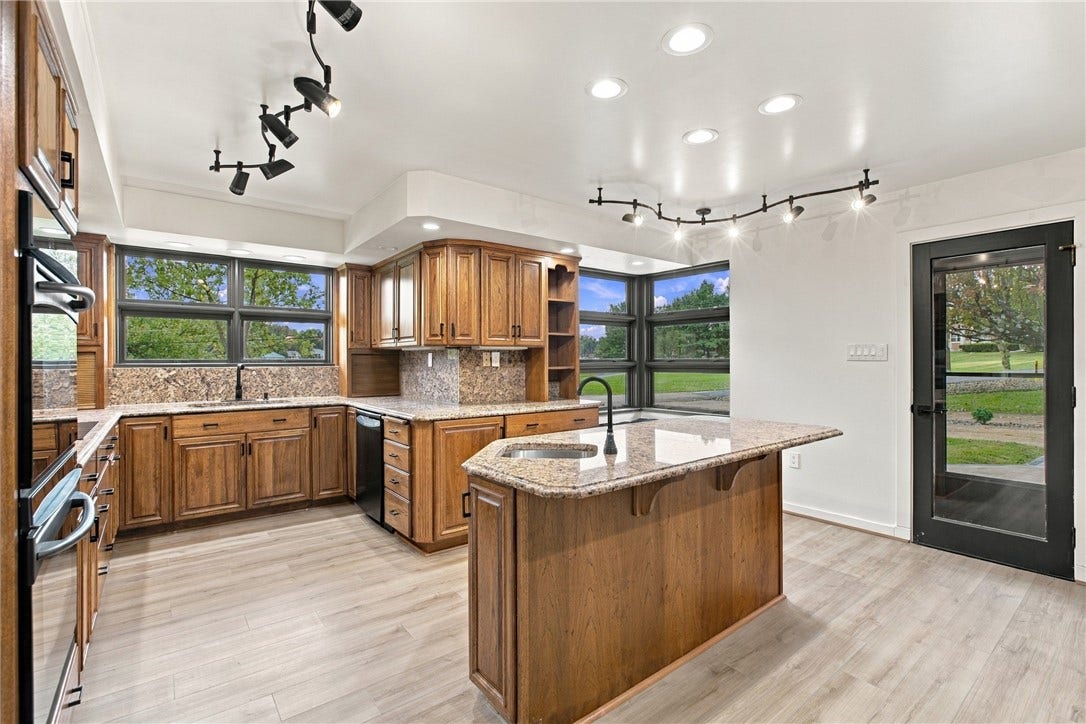 102 Peasant Village Ln, Belle Vernon, PA 15012
