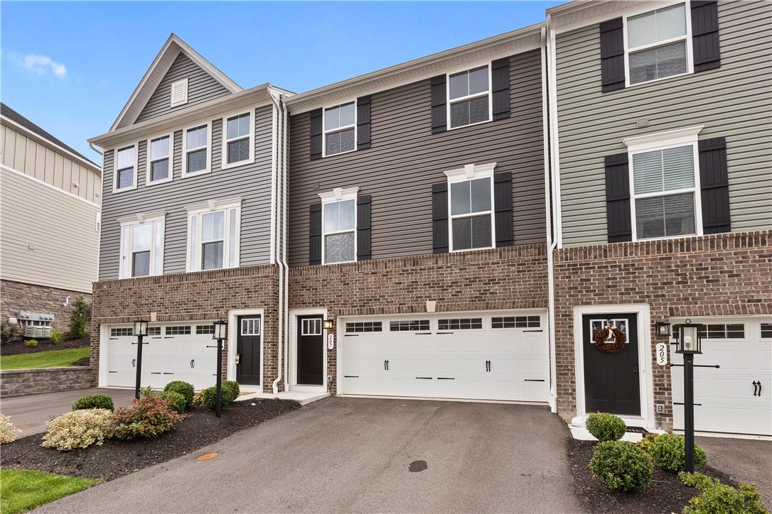207 Yellowwood Ct, Washington, PA 15301