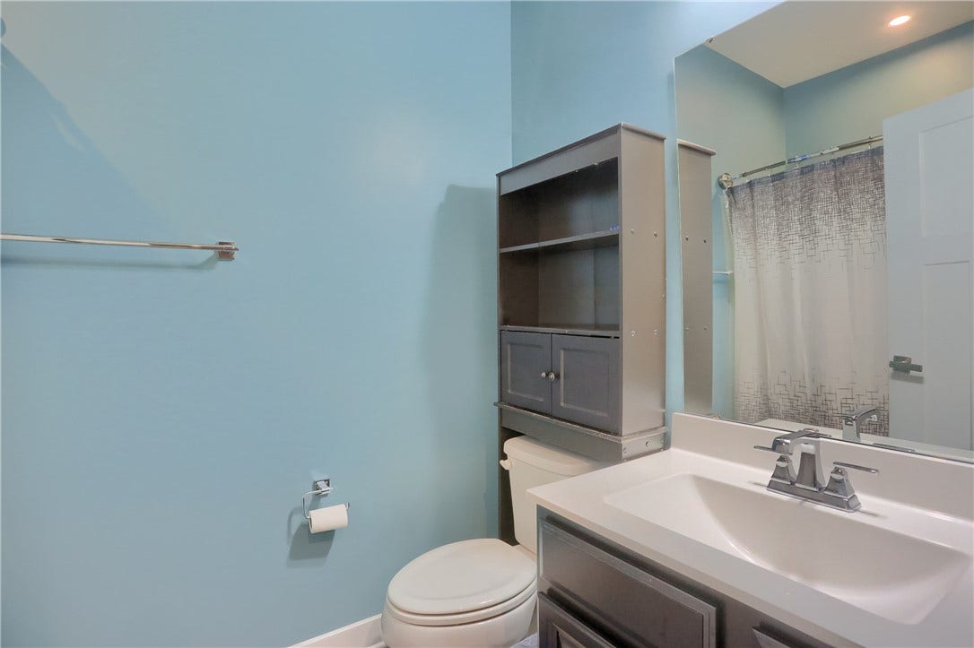 1026 Adair Ave, Valencia, PA 16059
