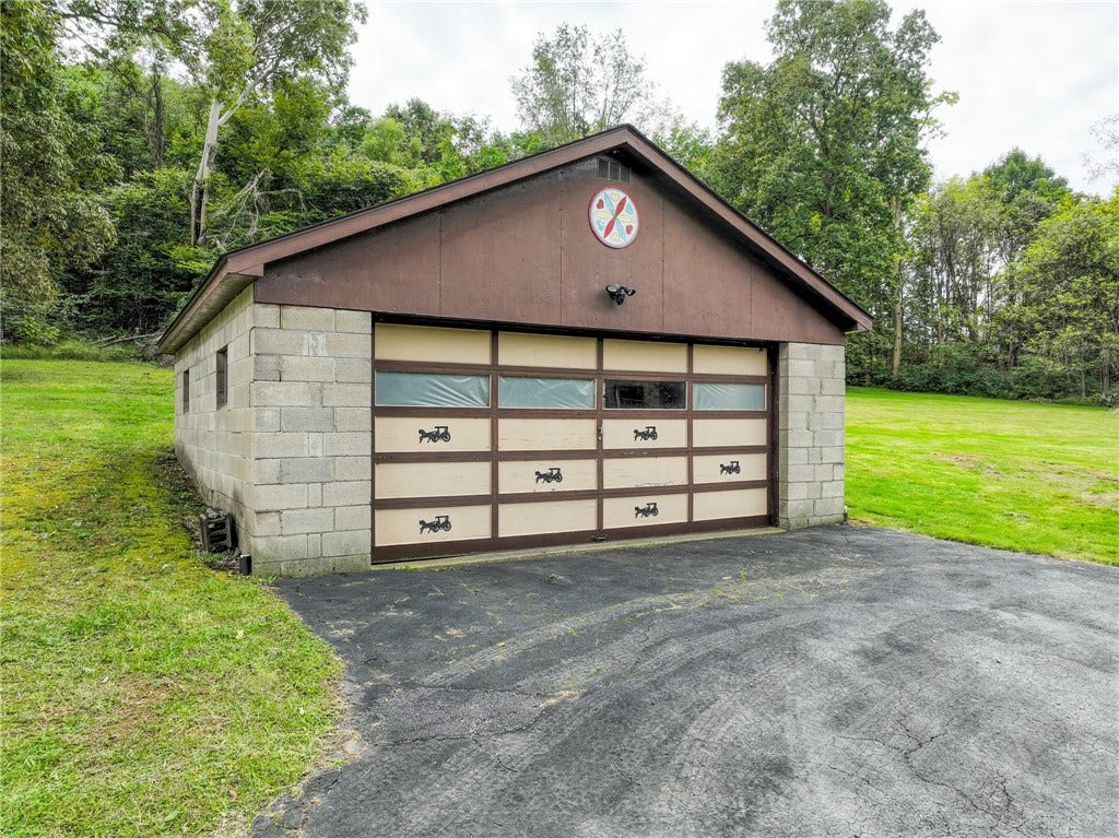 398 Moccasin Hollow Rd, Mt Pleasant, PA 15666