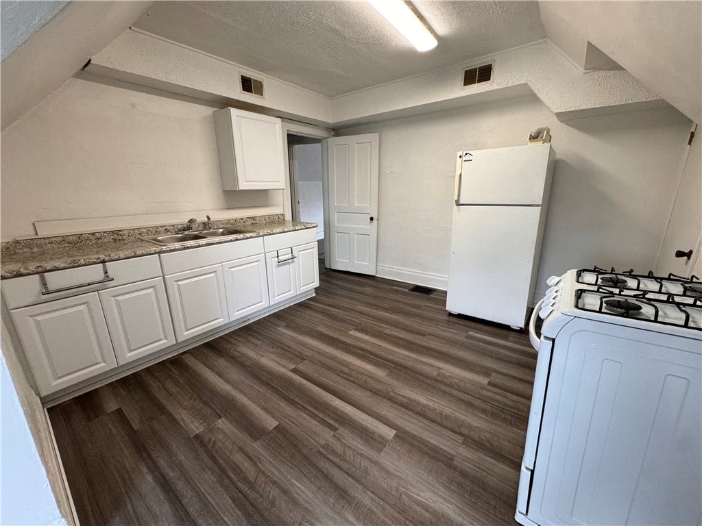511 Mifflin Ave, Pittsburgh, PA 15221 Kitchen - Unit 3