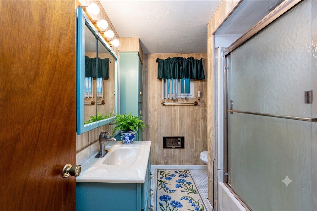 MAIN BATHROOM ON 2ND FLOOR
