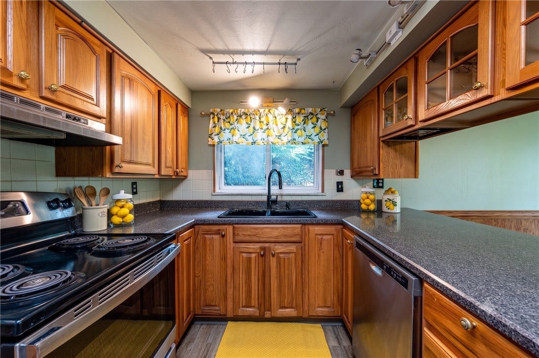 KITCHEN STAGED WITH ACCESSORIES