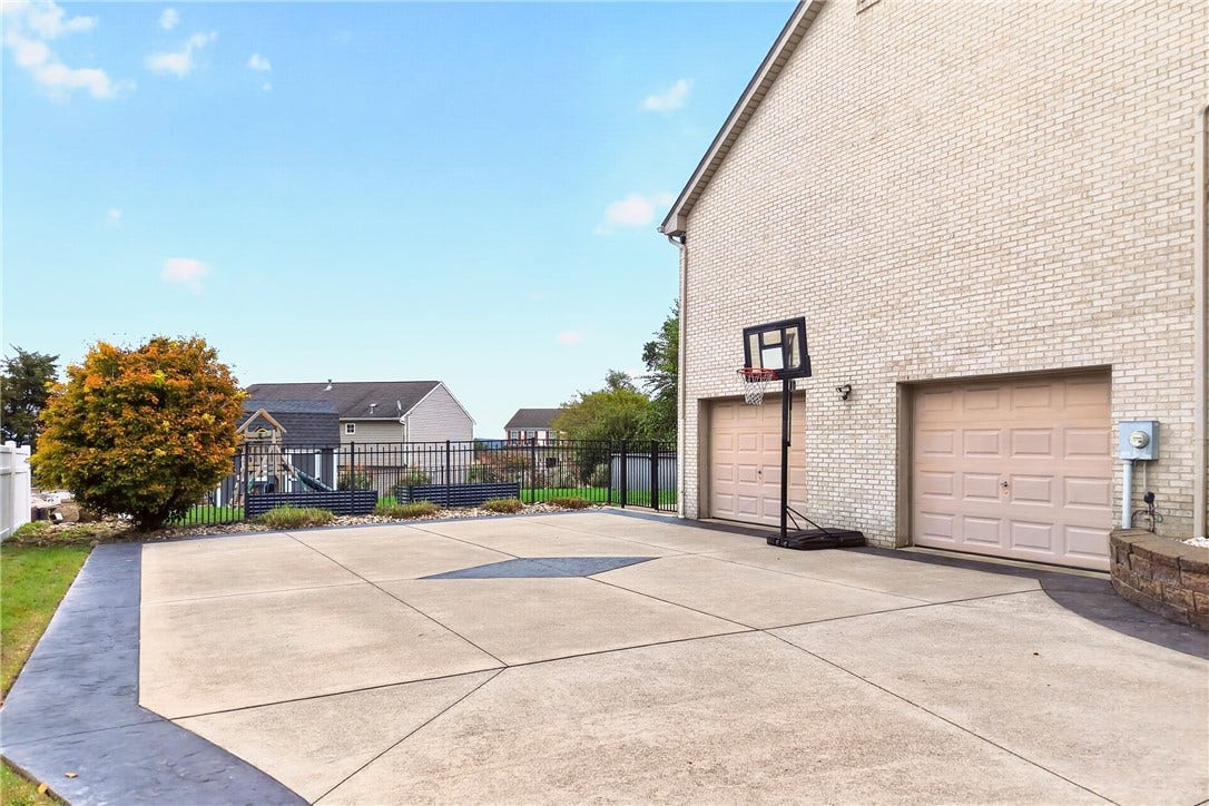 143 Janyce Dr, Greensburg, PA 15601