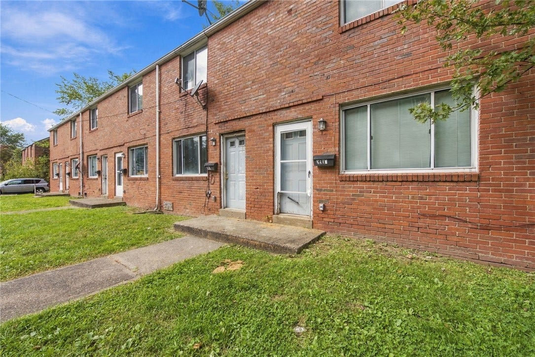 2501 Lincoln Ave, Clairton, PA 15025 Side view of the property