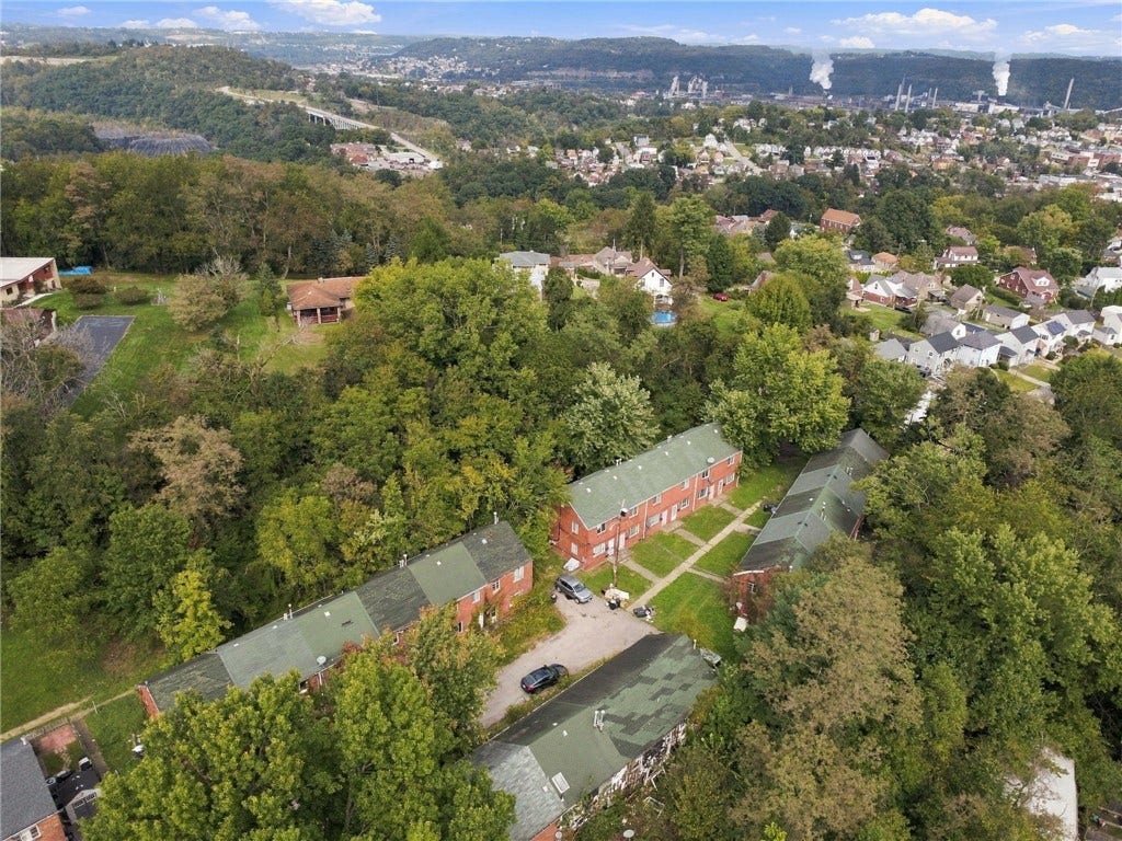 2501 Lincoln Ave, Clairton, PA 15025 Ariel view of the surrounding area.