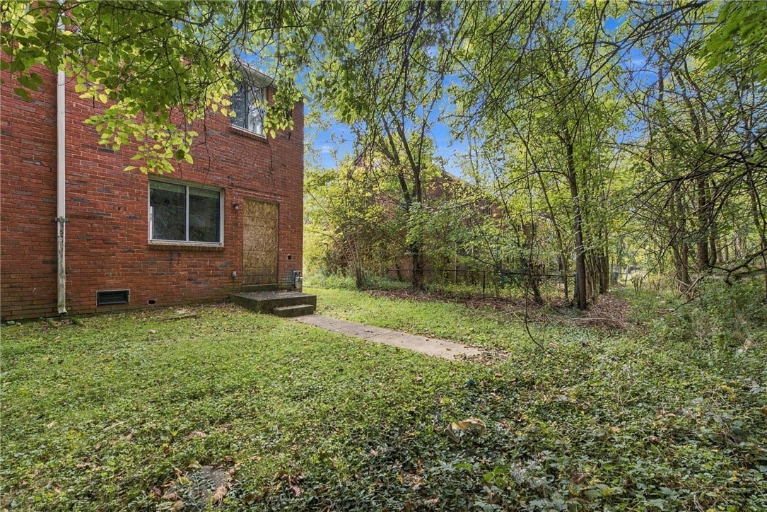 2501 Lincoln Ave, Clairton, PA 15025 Back yard view