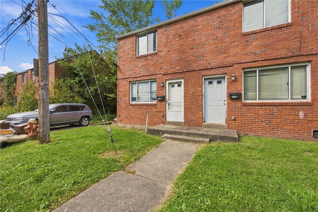 2501 Lincoln Ave, Clairton, PA 15025 Side view of unit 2502