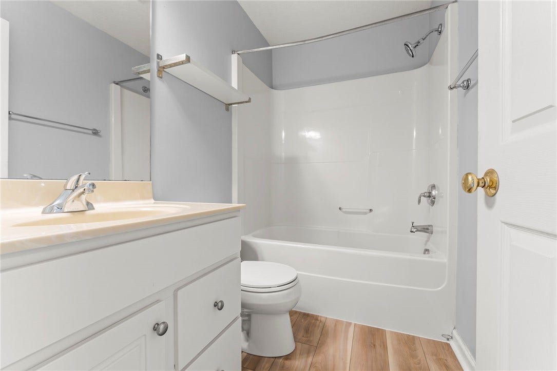 1728 Merriman Court, Pittsburgh, PA 15203 Full Hall Bathroom 1728 Merriman Crt