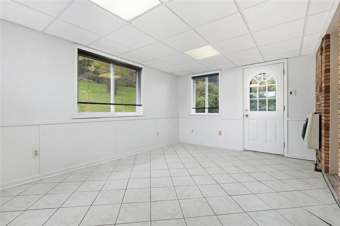 4770 Sherwood Dr, Pittsburgh, PA 15236 Heated Florida Room