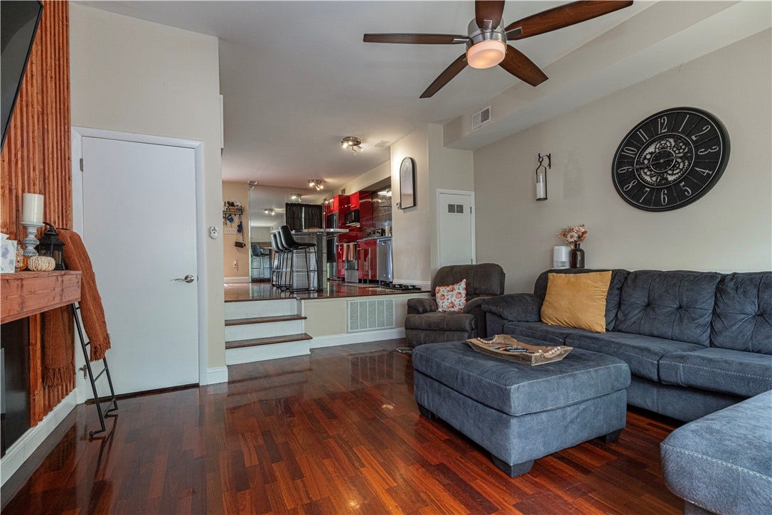 746 Carriage Cir, Pittsburgh, PA 15205 Living Room