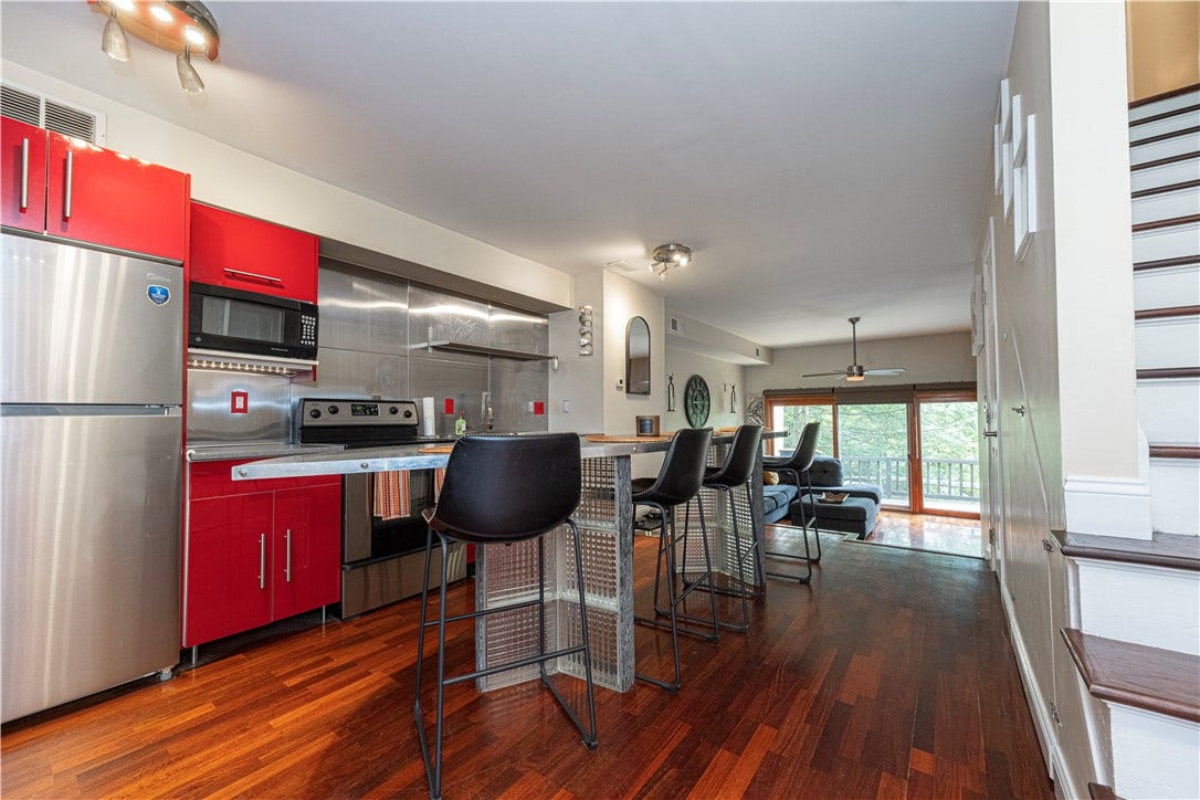 746 Carriage Cir, Pittsburgh, PA 15205 Kitchen with stainless steel Appliances