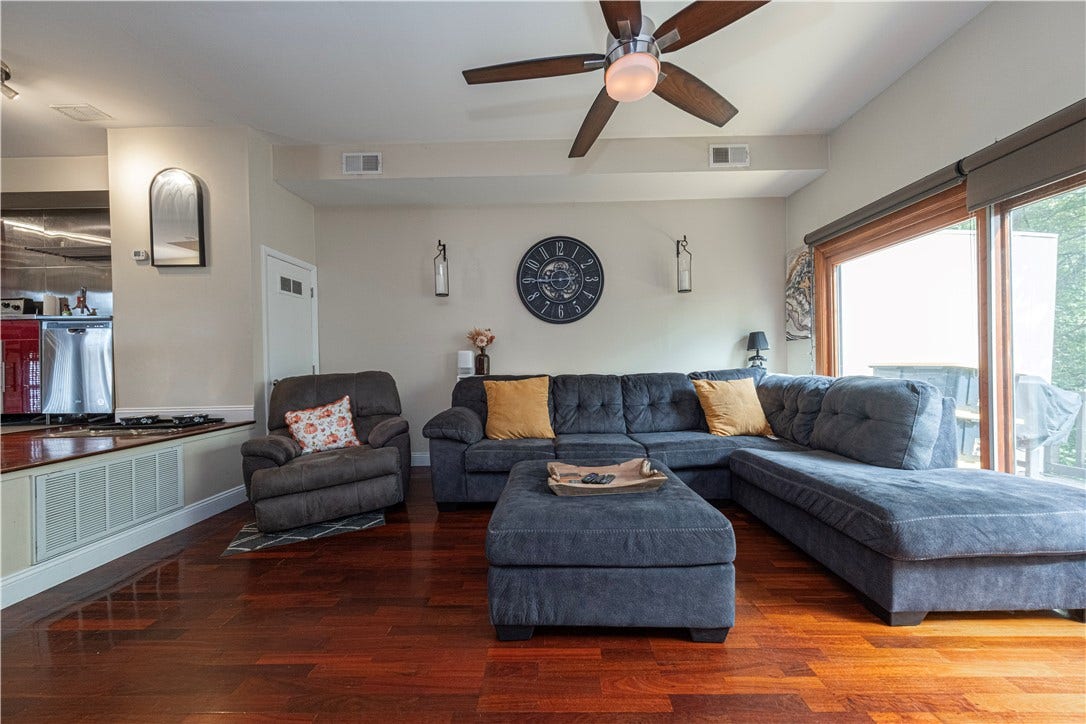 746 Carriage Cir, Pittsburgh, PA 15205 Living Room