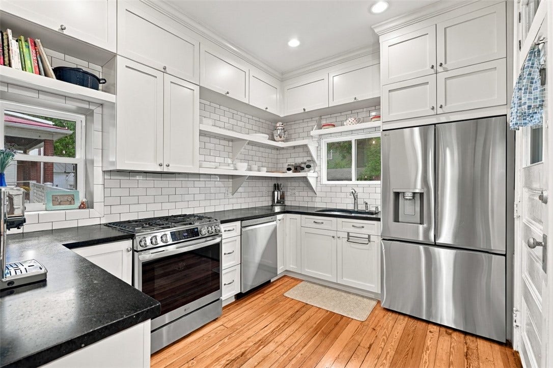 Fully equipped kitchen with breakfast bar