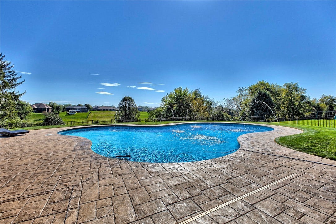 7521 Natalie Ln, North Huntingdon, PA 15642