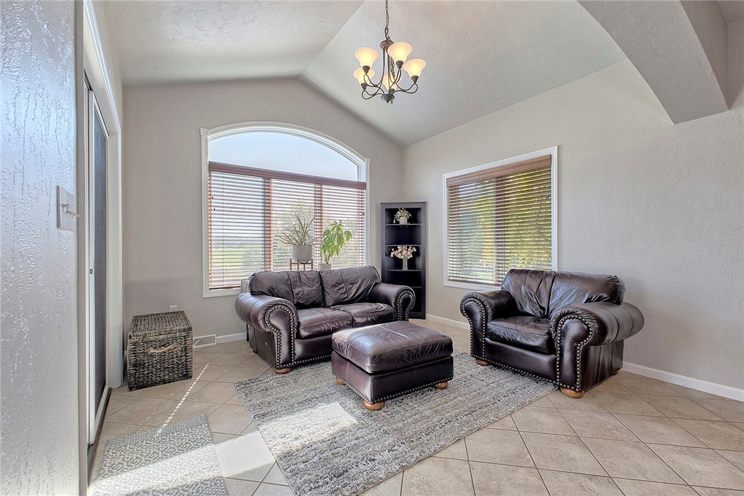 7521 Natalie Ln, North Huntingdon, PA 15642