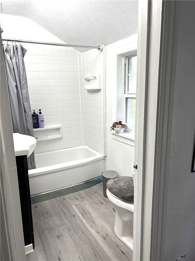 1008 Fidelity, Pittsburgh, PA 15236 upstairs full bathroom