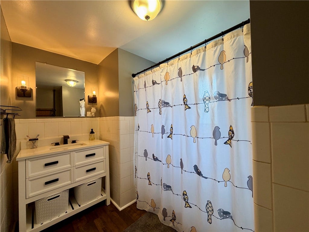 upper level full bathroom