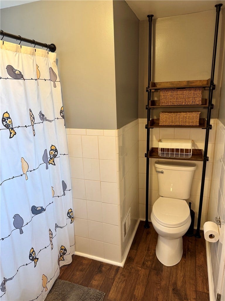upper level full bathroom