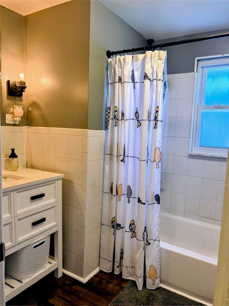 upper level full bathroom