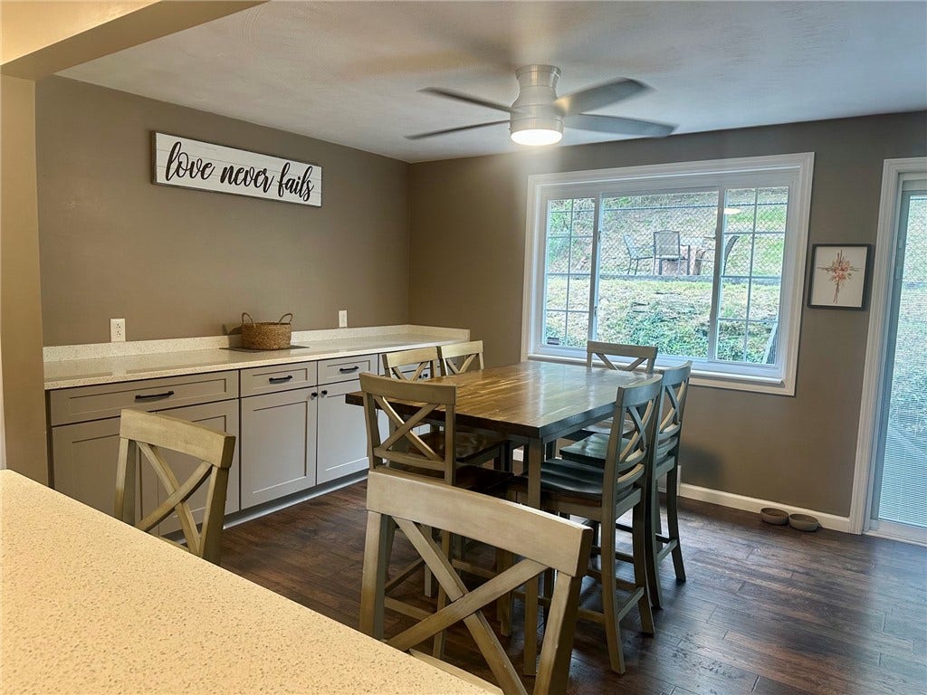 main level dining area