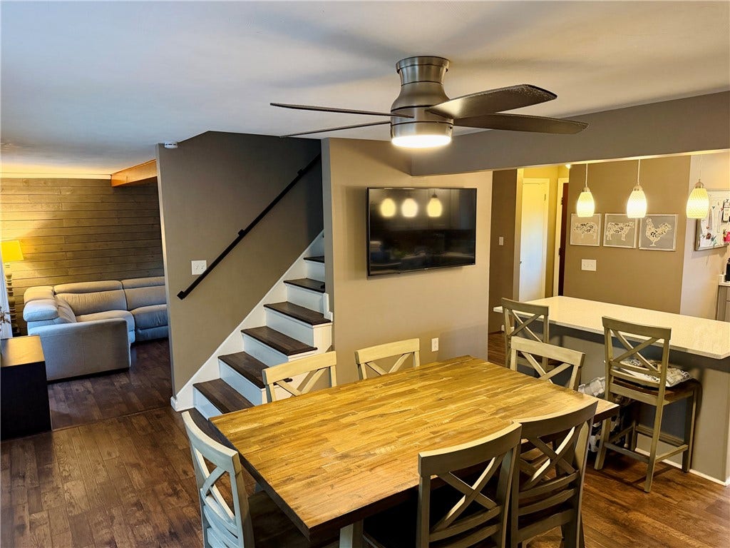 main level dining area