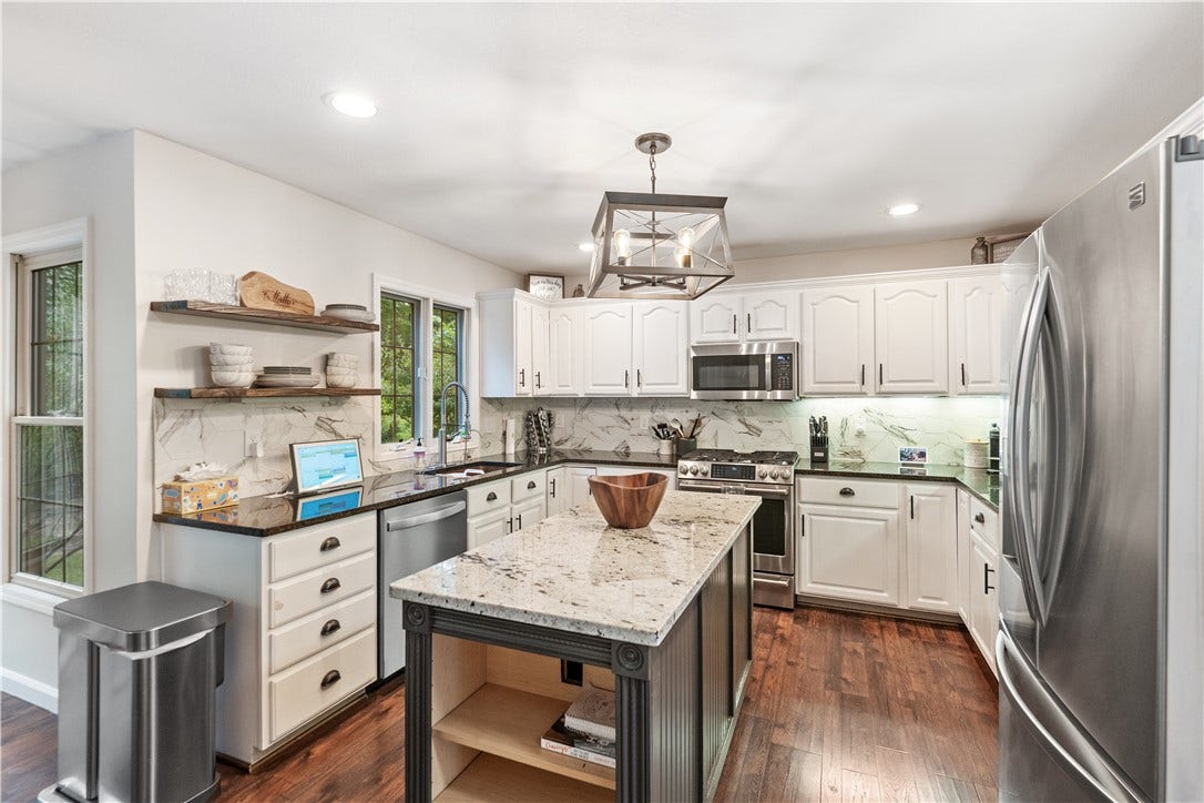Two-tone counters & cabinets...