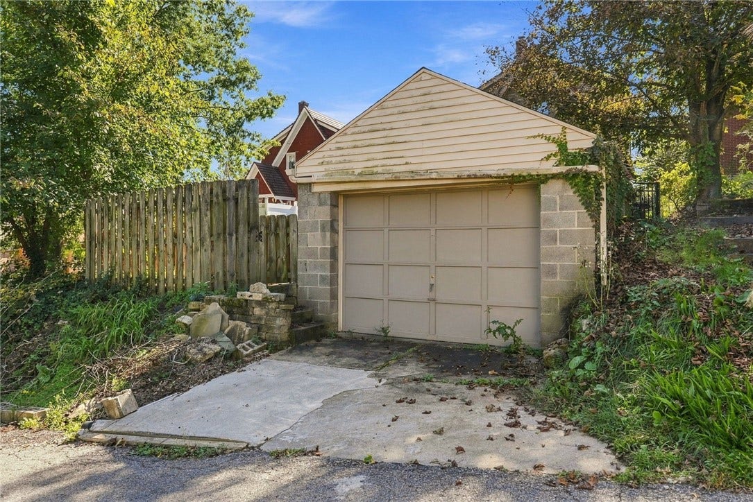 8 Chalfonte Ave, Pittsburgh, PA 15229