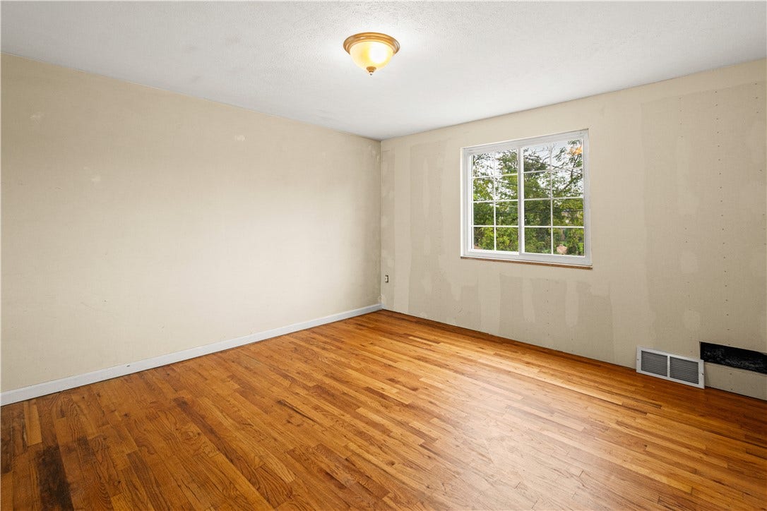 329 Macassar Dr, Pittsburgh, PA 15236 Dining room