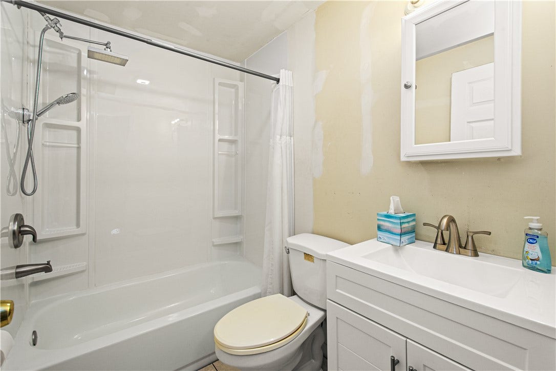 329 Macassar Dr, Pittsburgh, PA 15236 renovated full bath
