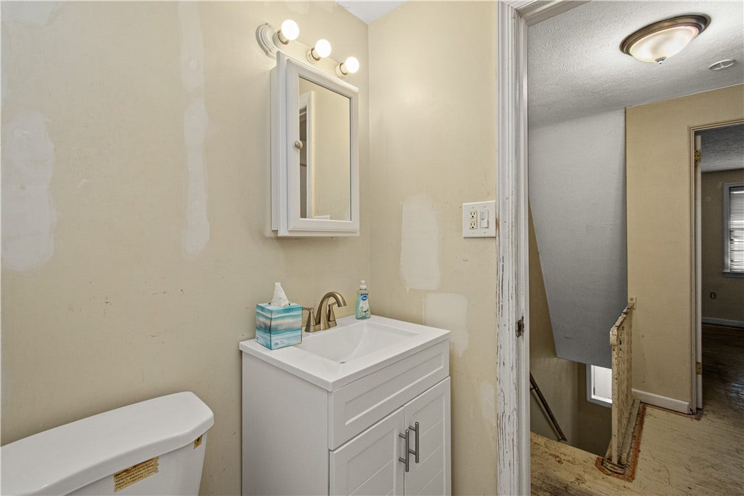 329 Macassar Dr, Pittsburgh, PA 15236 renovated full bath