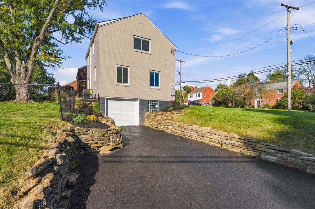 572 Crestline Dr, Pittsburgh, PA 15234
