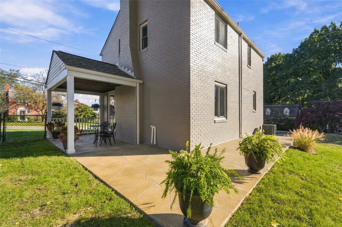 572 Crestline Dr, Pittsburgh, PA 15234