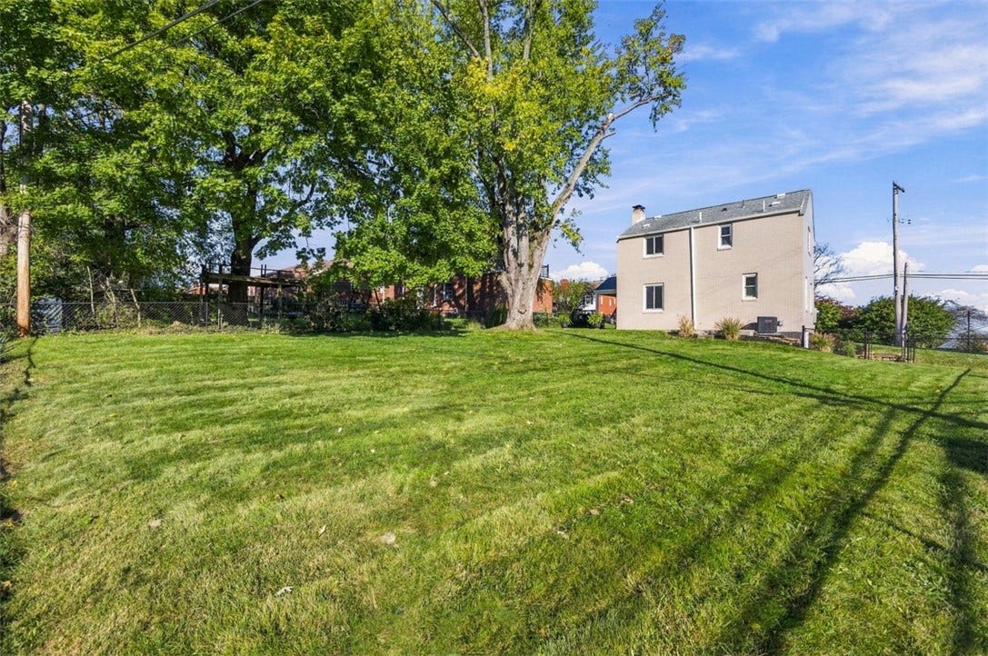 572 Crestline Dr, Pittsburgh, PA 15234