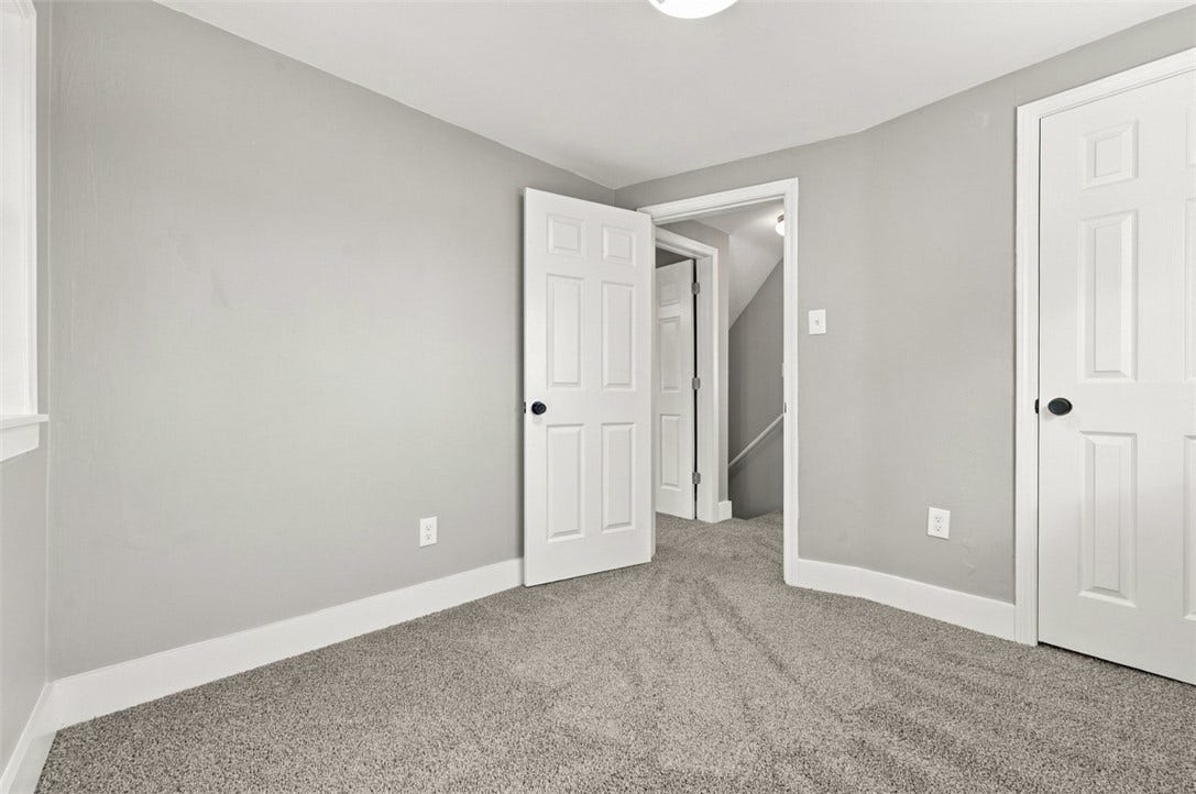 572 Crestline Dr, Pittsburgh, PA 15234