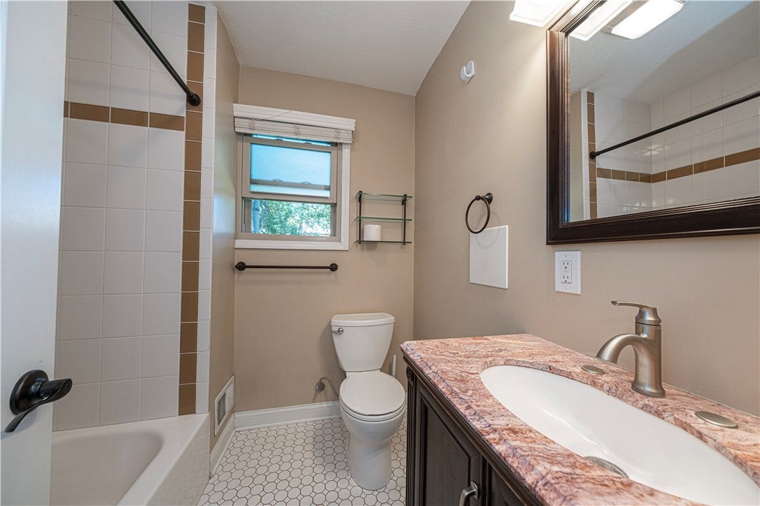 3 Catalpa Pl, Pittsburgh, PA 15228 2nd Flr Full Bath