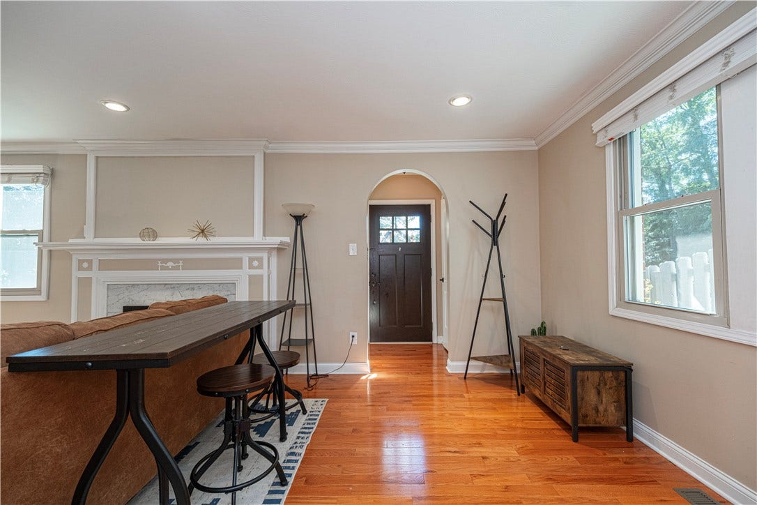 3 Catalpa Pl, Pittsburgh, PA 15228 Entryway