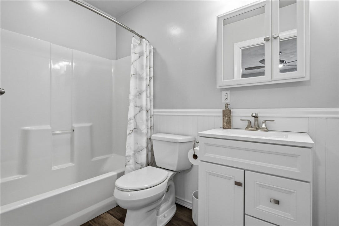 731 S BRADDOCK AVE, Pittsburgh, PA 15221 Full bathroom on the first floor, off of the first floor bedroom