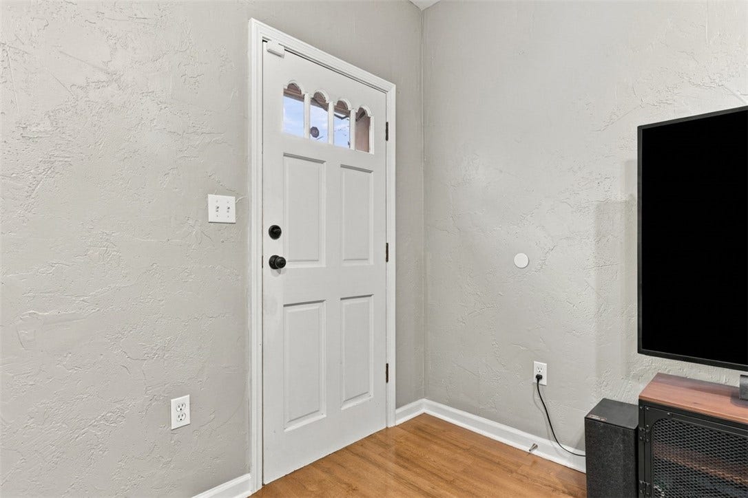 2432 Patterson Street, Pittsburgh, PA 15203 Living Room Entry