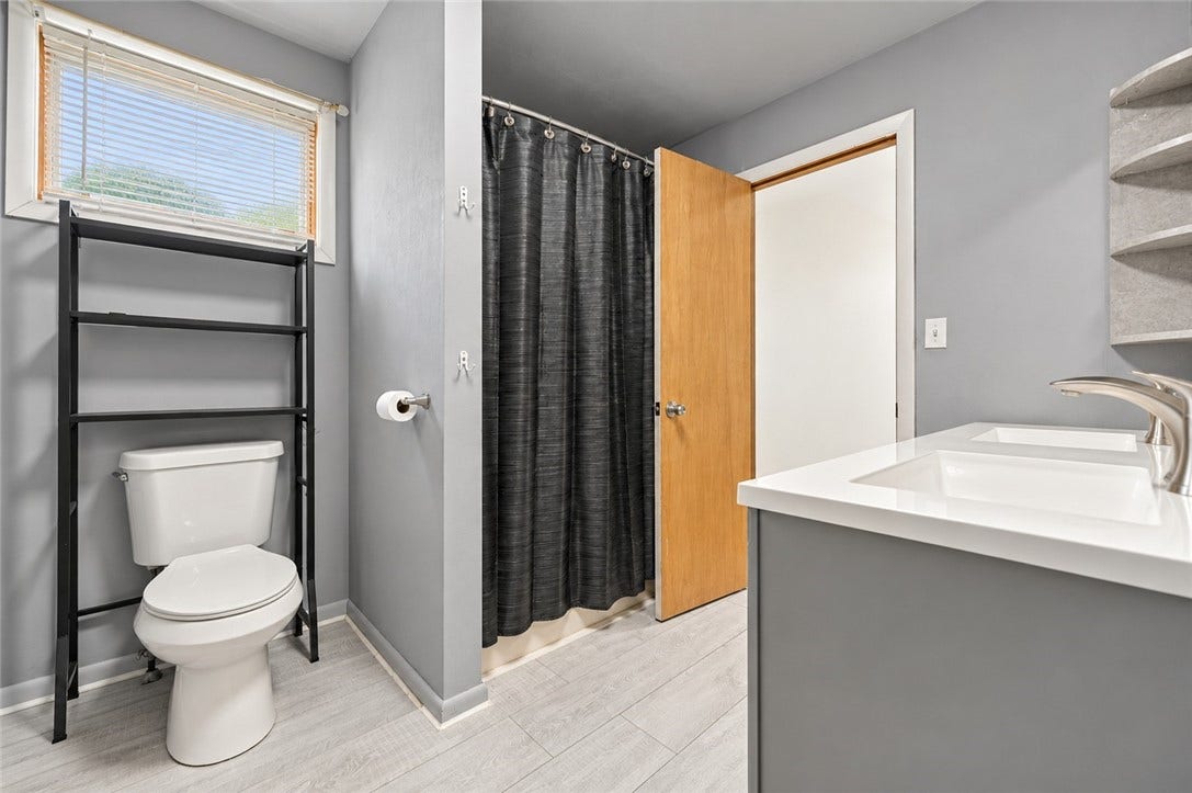 Another great look at the large upstairs bathroom!