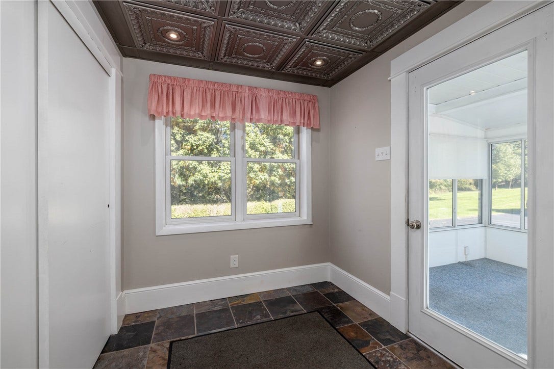 MUD ROOM/FOYER WITH METAL CEILING AND CLOSET